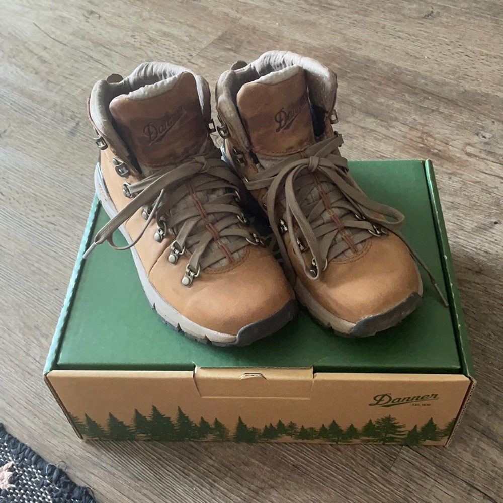 Danner Mountain 600 hiking shoes in Rich Brown.